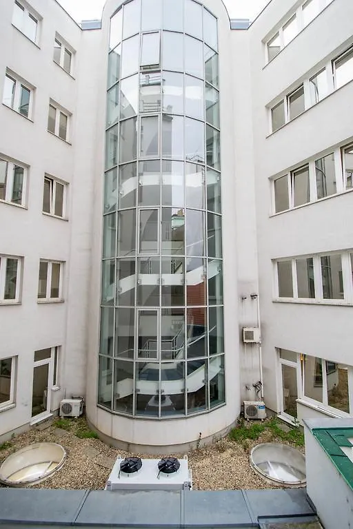 Reflection 2Bdr Apartment By Ruterra Πράγα
