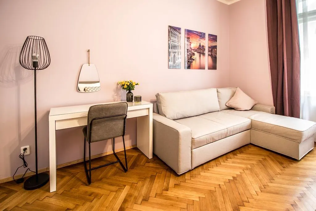 Reflection 2Bdr Apartment By Ruterra Πράγα