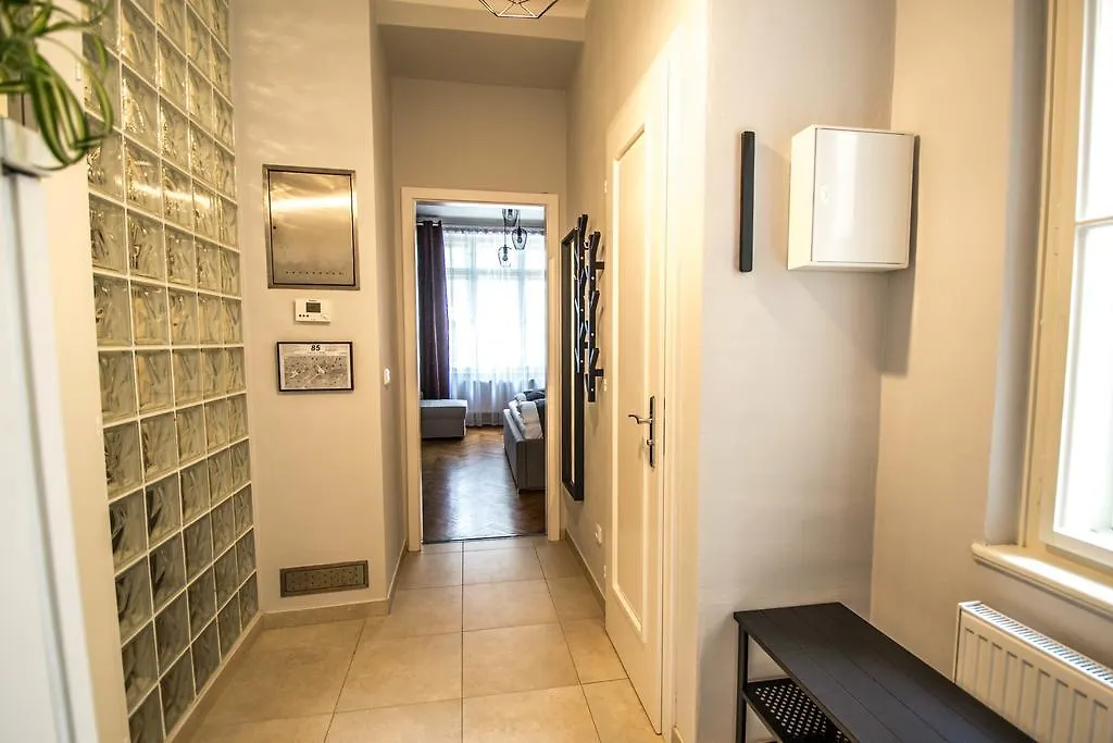Reflection 2Bdr Apartment By Ruterra Πράγα
